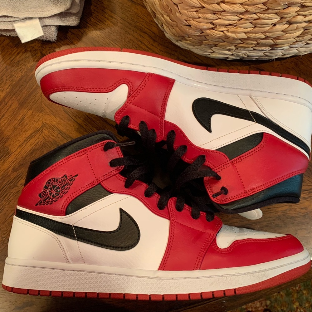 Air Jordan 1 mid Chicago white Toe 2020